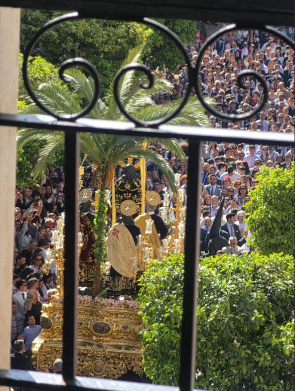 The event framed by the balcony